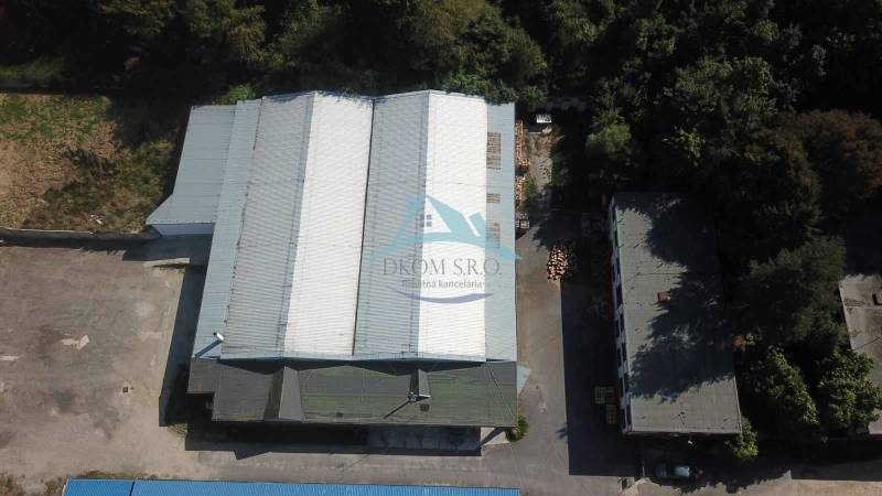 Ipari raktárak a Vasút utcában, zöldövezettel körülvéve, tágas külső területekkel.