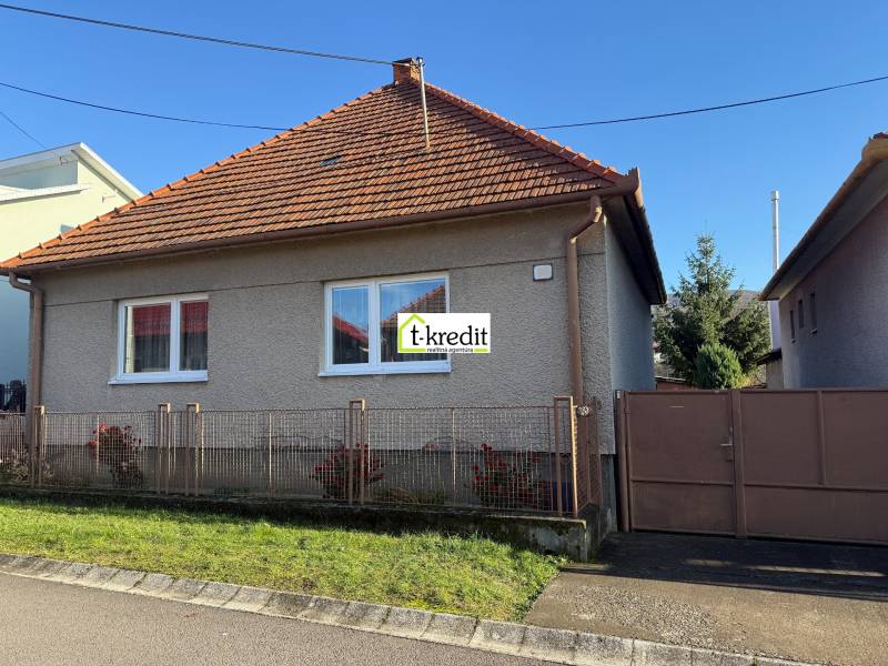 Családi ház Machulincén piros cseréptetővel, fehér ablakokkal és kerttel.