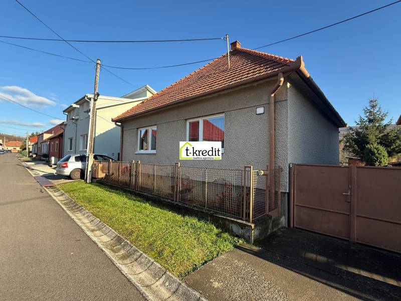 Családi házas utca Machulincén, az ég tiszta és napos.