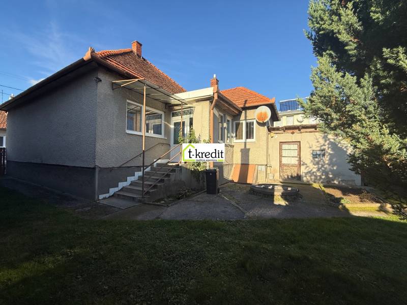 Családi ház Machulincén fa tetővel és lépcsővel a beépített területen.