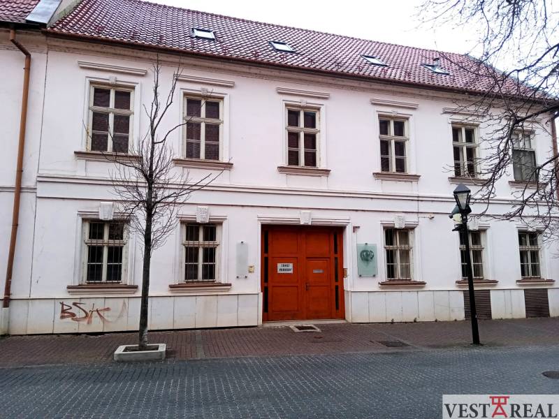 Az épület a Nagyboldogasszony utcában, Nagyszombatban irodai helyiségeket kínál.