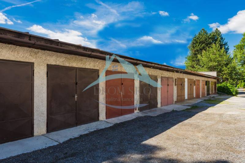 A Pálovická úton sorban állnak a garázsok bádogajtókkal.