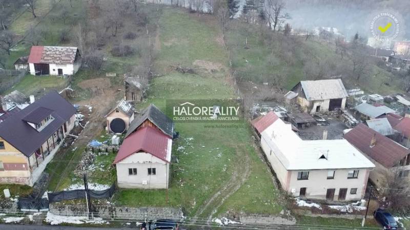 Családi házak Klenócon tágas kertekkel és környező zöldterületekkel.