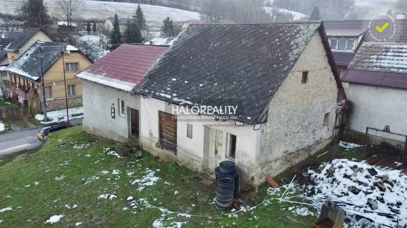 Családi ház Klenócon régebbi tetővel és havas telekkel.