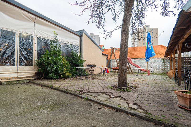 A Holíč-i Hollého utcai udvar játszótérrel a hotelek és panziók közelében.