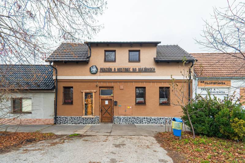 Panzió és vendéglő a Hollého utcában, Holíčban, hagyományos homlokzattal. Szállodák és panziók.