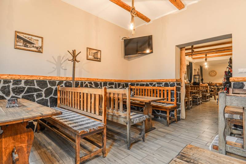 Éttermek belső tere fa bútorokkal és fa dekorációjú padlóval szállodákban és panziókban.