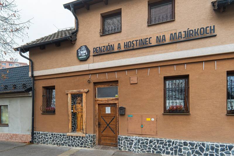 Szállodák és panziók épületének külső jellemzői a Hollého utcában, Holíčban.