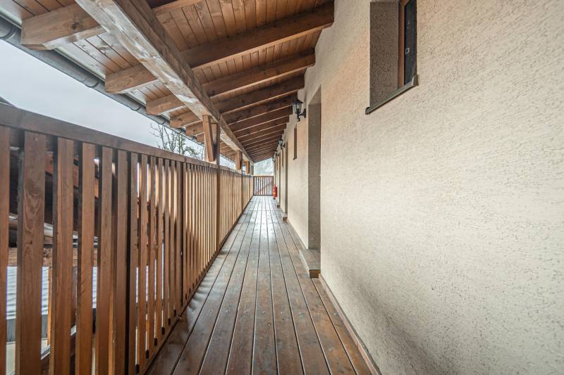 Hosszú fa folyosó szállodákban és panziókban fa mennyezettel és korláttal.