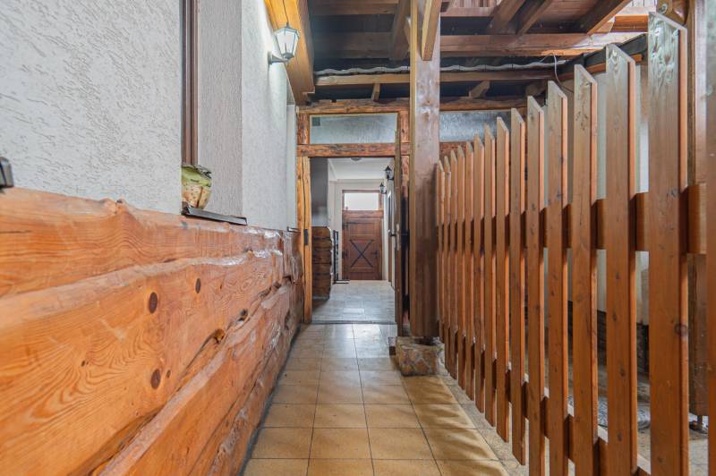 Szállodák és panziók folyosója fa elemekkel és bejárati ajtókkal.