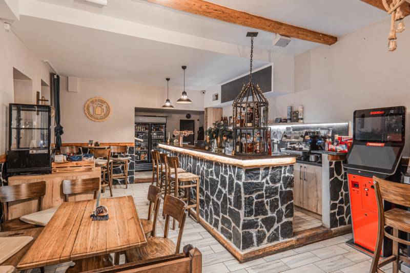 Étterem szállodákban és panziókban kőbárral és fa dekorációval.