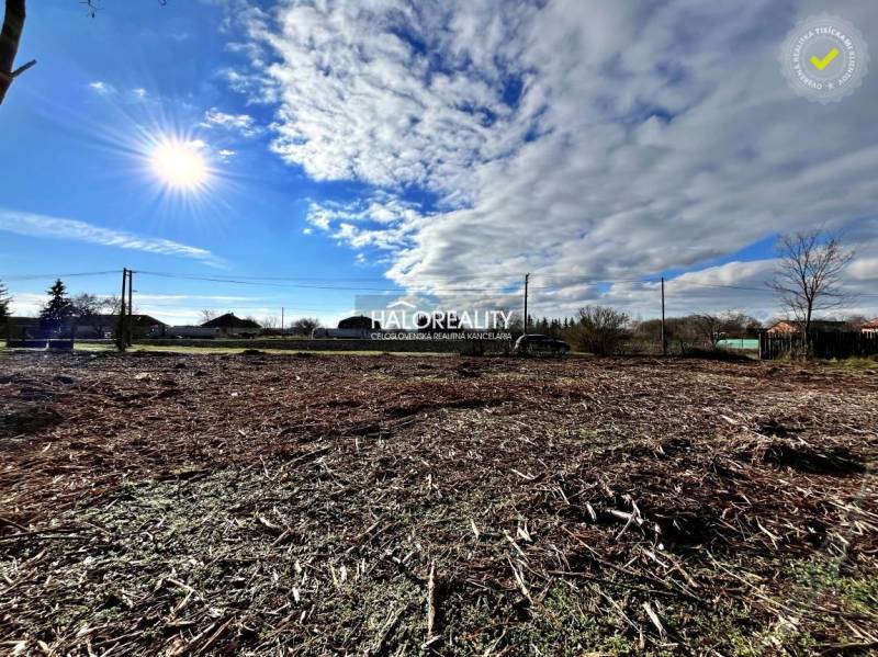Napos telket Ondrejovciban lakhatásra, gyönyörű égbolttal és vidéki környezettel.
