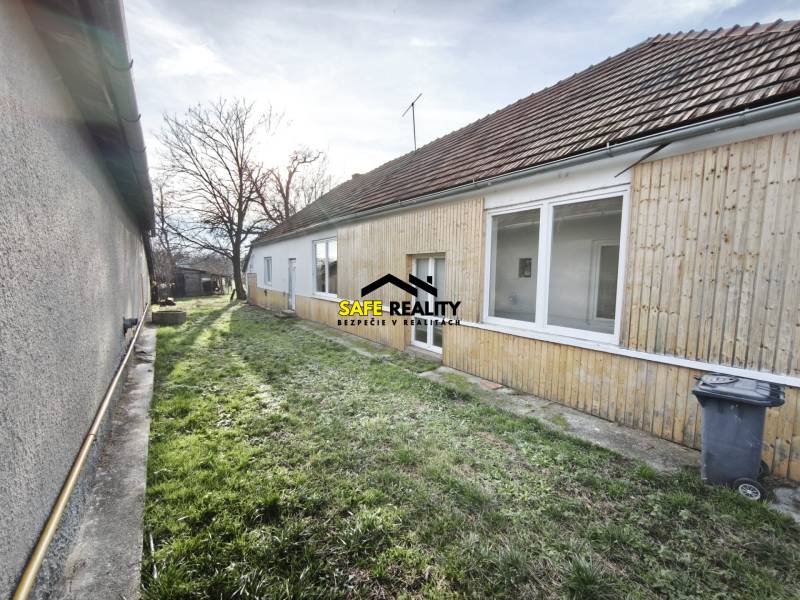 Családi ház Lúčnica nad Žitavou-ban fa burkolattal és kerttel.