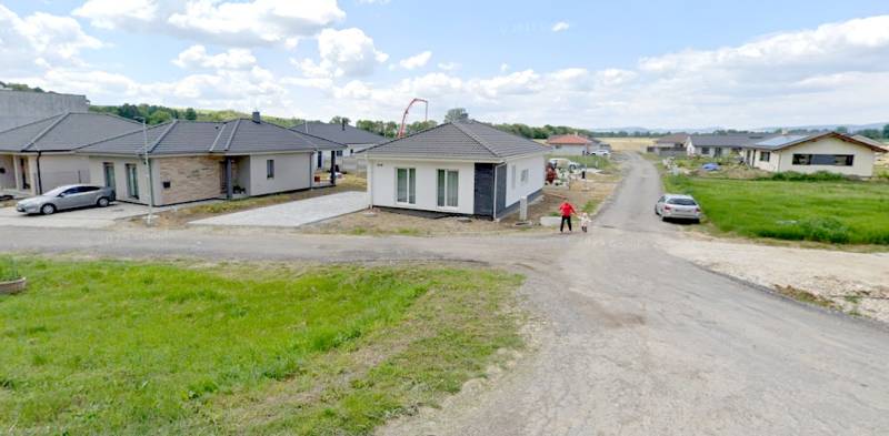 Új családi házak Modrovkán a telkek számára - lakóhely, zöld területekkel körülvéve.