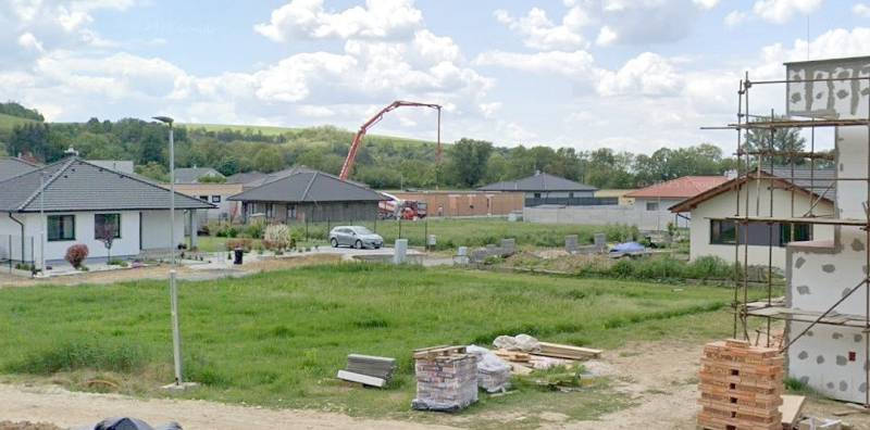 Telkek - lakóhely Modrovkán; láthatóak félkész házak és építőanyagok.