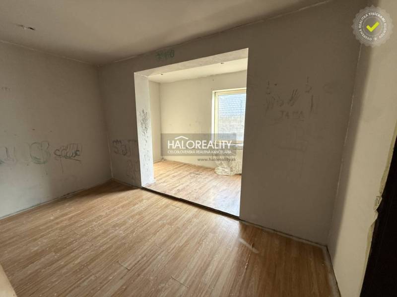 A szobában egy családi házban fa dekorációjú padló és feliratok vannak a falakon.