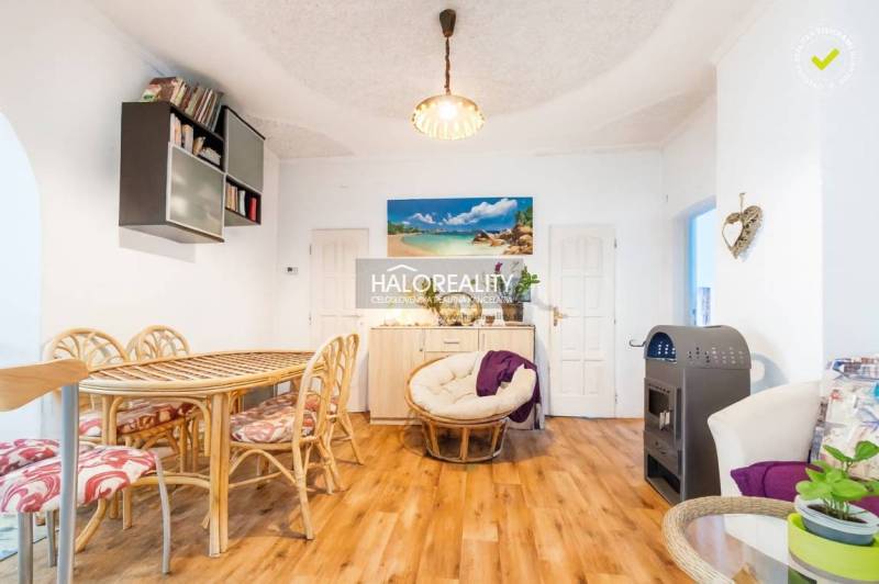 Rattan bútorok és fa dekorációjú padló egy családi házban, kiegészítve dekorációkkal.