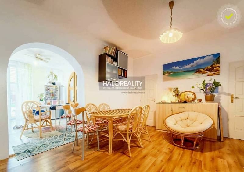 Ebédlő családi házban fonott bútorokkal és fa mintázatú padlóval.