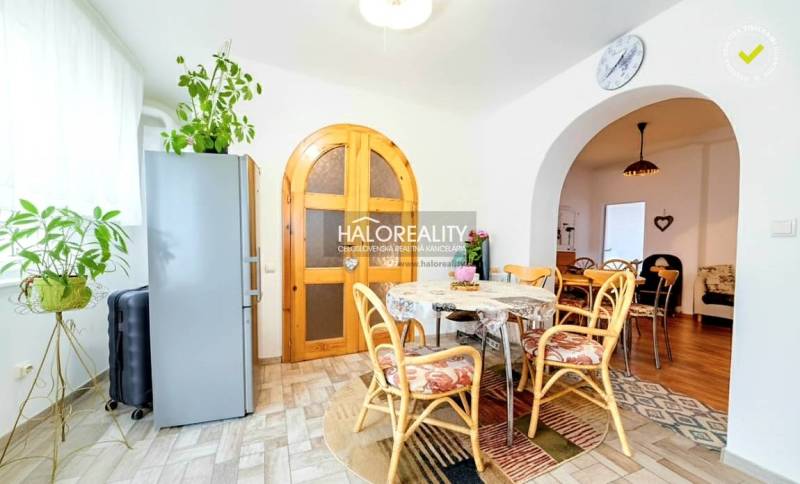 Étkező sarok családi házban íves ajtókkal és természetes dekorációval.