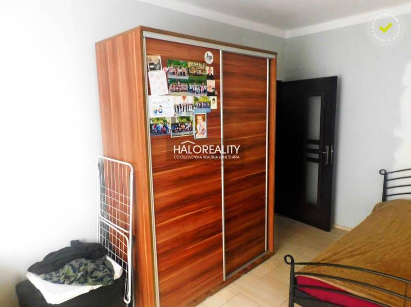 Konyha fa dekorációval és kőburkolattal egy kétszobás lakásban.