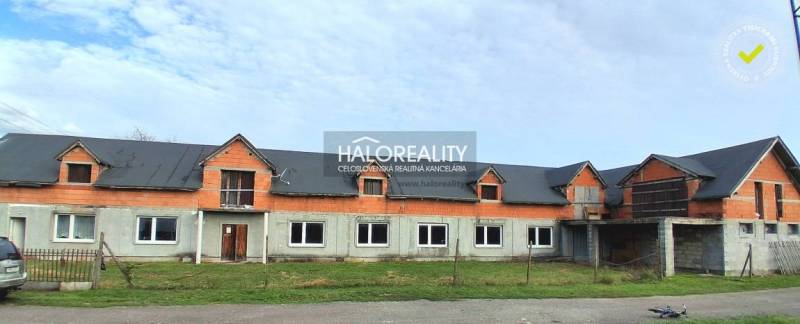 A tibavai épület, amely üzlethelyiségek számára készült, külső felújításai nincsenek befejezve.