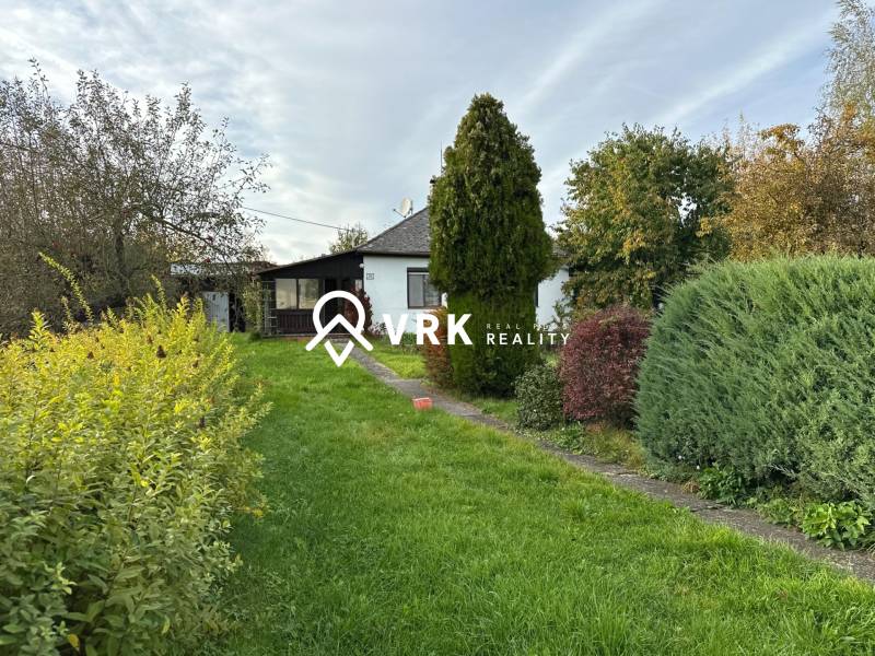 Családi ház Kalšán, kerttel körülvéve, változatos növényzettel.