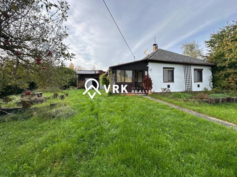 Családi ház Kalšán, kerttel és gyümölcsfákkal körülvéve, rendezett gyepfelülettel.