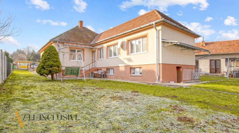 Családi ház Prašiceben, a Nemečkovská utcában, nagy kerttel és pavilonnal.