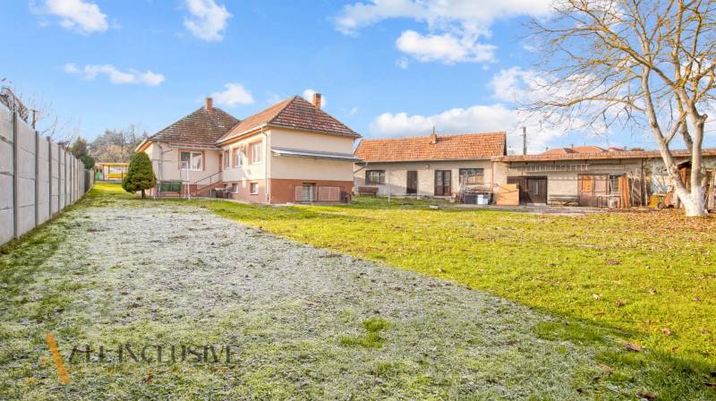 Családi ház a Nemečkovská utcában, Prašice-ben, nagy kerttel és épületekkel a háttérben.