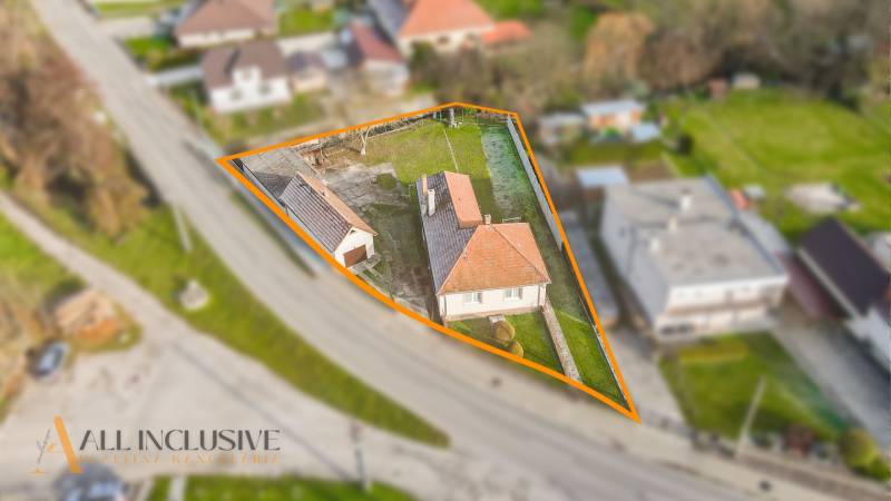 Légi felvétel a telkekről és a családi házról a Nemečkovská utcában, Prašice-ben.