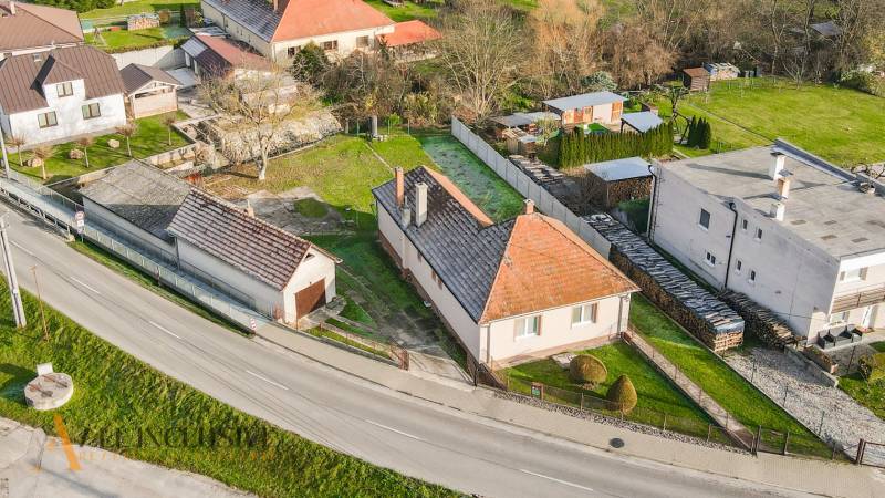 Családi ház és környékének légi felvétele a Nemečkovská utcában, Prašice városában.