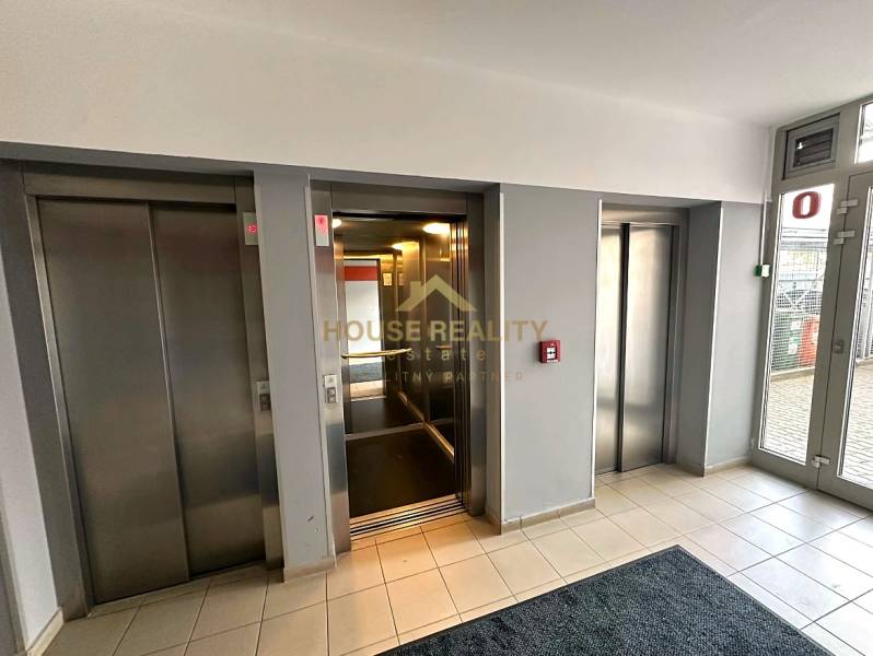 Három lift és a folyosó padlóburkolata a pozsonyi Martinčekova utcai lakóházban.