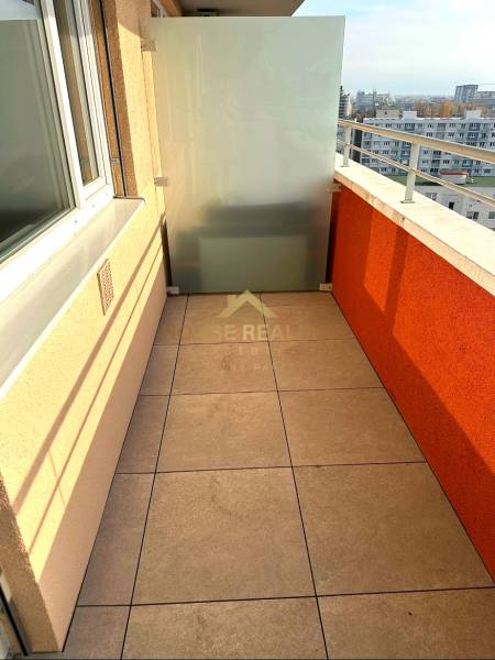 A Martinčekova utcai, Pozsony-Ružinov városrészben található 2 szobás lakás erkélye burkolattal és kilátással.