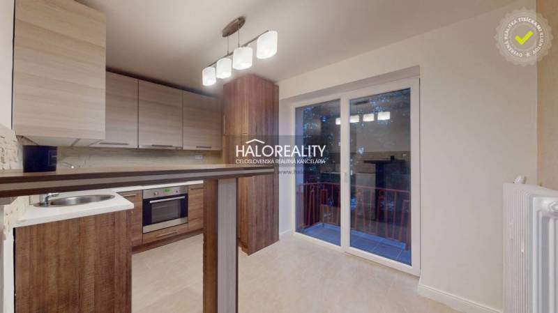 Konyha kétszobás lakásban, fa dekor padlóval és erkéllyel.