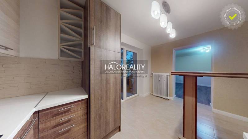 Konyha egy kétszobás lakásban fa dekor padlóval és modern világítással.