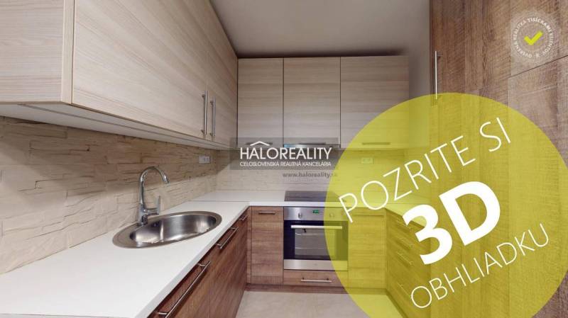 Konyha egy kétszobás lakásban fa dekor padlóval és beépített szekrényekkel.