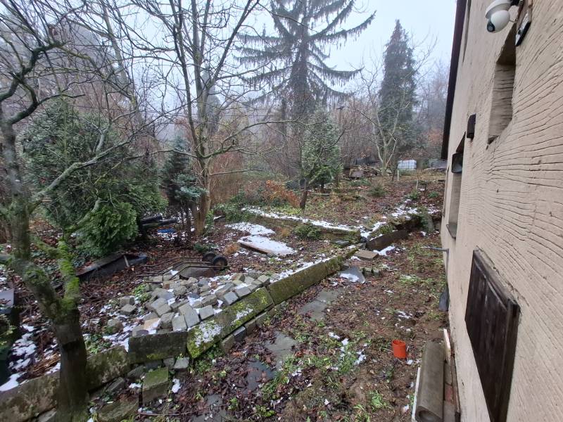 Családi ház kertje a Búdková utcában, Pozsony - Óváros, fák és kövek.