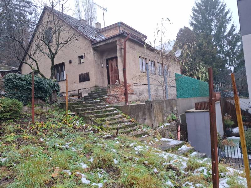 Családi ház a Búdková utcában Pozsony - Óvárosban, havas kerttel.