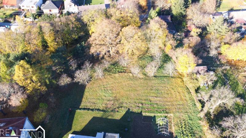 Kereskedelmi telkek Szárazpatakon zöld kilátással és lombos fákkal.