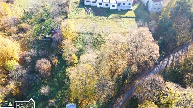 Légi felvétel a kereskedelmi ingatlanokról - Szárazpatakban, amelyeket természet és épületek vesznek körül.