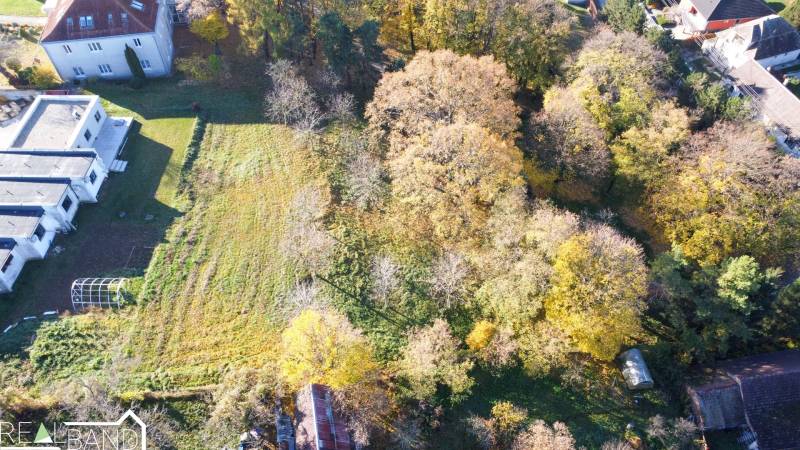 Légi felvétel a kereskedelmi területekről - Szárazpatakban, zöldövezet és épületek által körülvéve.