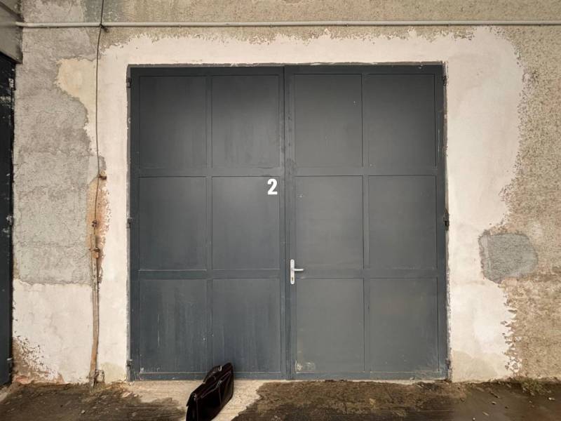 Zárt fém ajtó a 2-es számmal a Poprádi Irodákban.