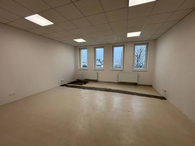 Irodák fehér falakkal, padlóval és ablakokkal, befejezésre várva.