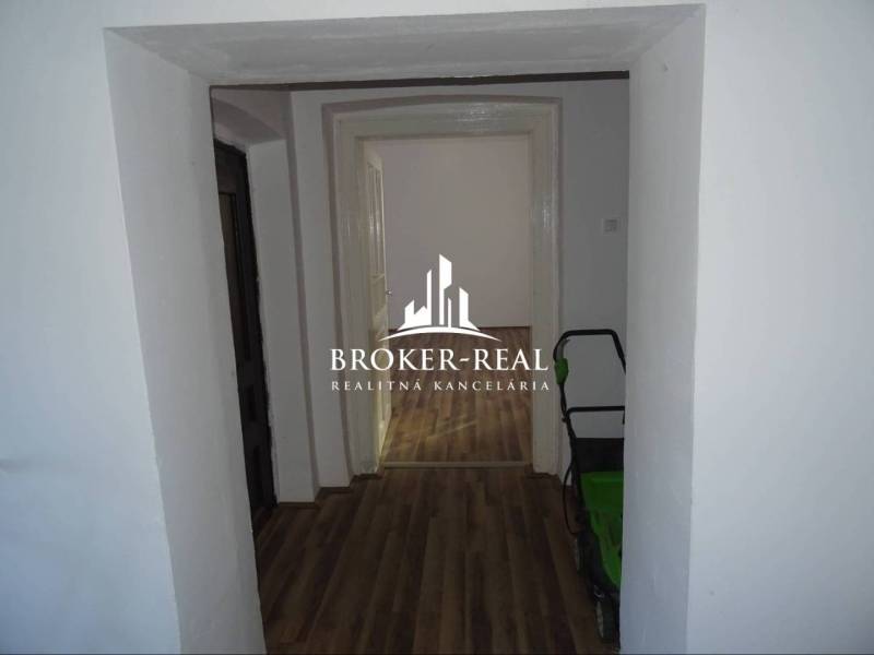 Családi ház folyosója fa dekorációjú padlóval és kilátással egy másik helyiségre.