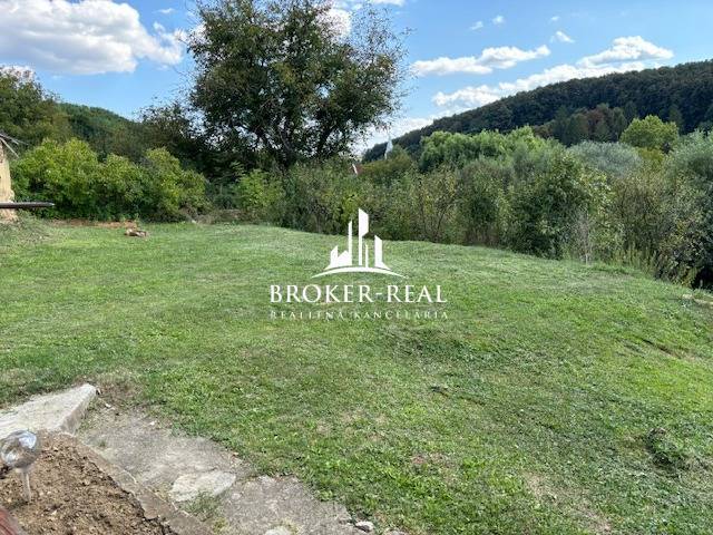 Családi ház kertje Rudabányán, zölddel és dombokkal körülvéve, ideális hely a pihenésre.