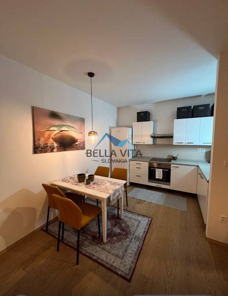 Konyha és étkező egy kétszobás lakásban, fa dekor padlóval.