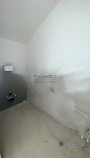 Részben berendezett fürdőszoba egy családi házban, készen áll a szaniterek beszerelésére.