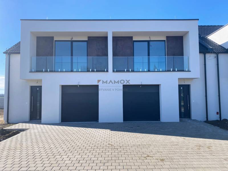 Családi ház a Mojmírovce-i Polnokesovská utcában üveg erkéllyel és kétállásos garázzsal.