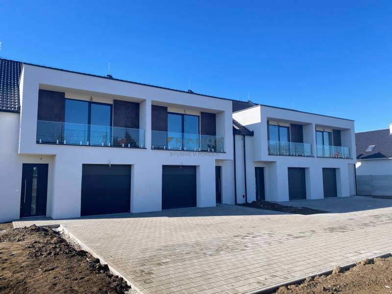 Családi ház a Mojmírovce-i Polnokesovská utcában üvegezett erkélyekkel és garázsokkal.