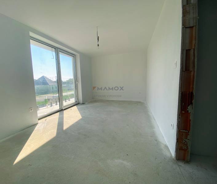 Üres szoba nagy ablakkal, cement felületű padló családi házban.